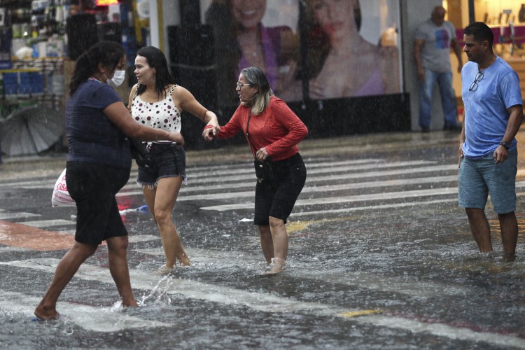 FORTALEZA, CEARÁ, BRASIL, 02.06.2022: Pessoas se protegem da chuva. rua Pedro Pereira. Centro de Fortaleza.  (Fotos: Fabio Lima/O POVO)
