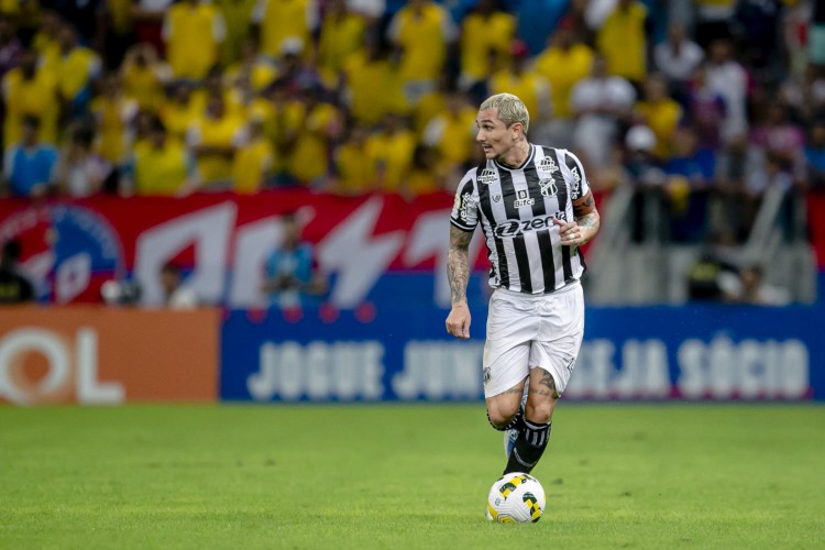 FORTALEZA, CE, BRASIL, 01-06.2022: Vina. Fortaleza x Ceara. Classico Rei na Arena Castelão pelo campeonato Brasileiro. em epoca de COVID-19. (Foto:Aurelio Alves/ Jornal O POVO)