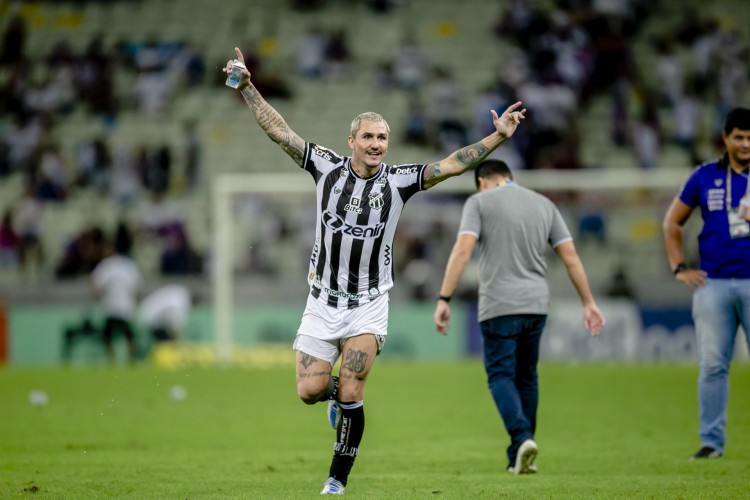 FORTALEZA, CE, BRASIL, 01-06.2022: Vina. Fortaleza x Ceara. Classico Rei na Arena Castelão pelo campeonato Brasileiro. em epoca de COVID-19. (Foto:Aurelio Alves/ Jornal O POVO)