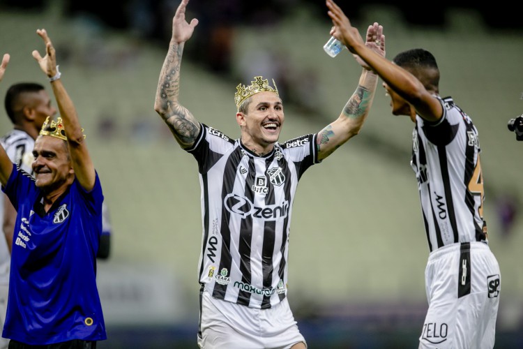 FORTALEZA, CE, BRASIL, 01-06.2022: Vina. Fortaleza x Ceara. Classico Rei na Arena Castelão pelo campeonato Brasileiro. em epoca de COVID-19. (Foto:Aurelio Alves/ Jornal O POVO)