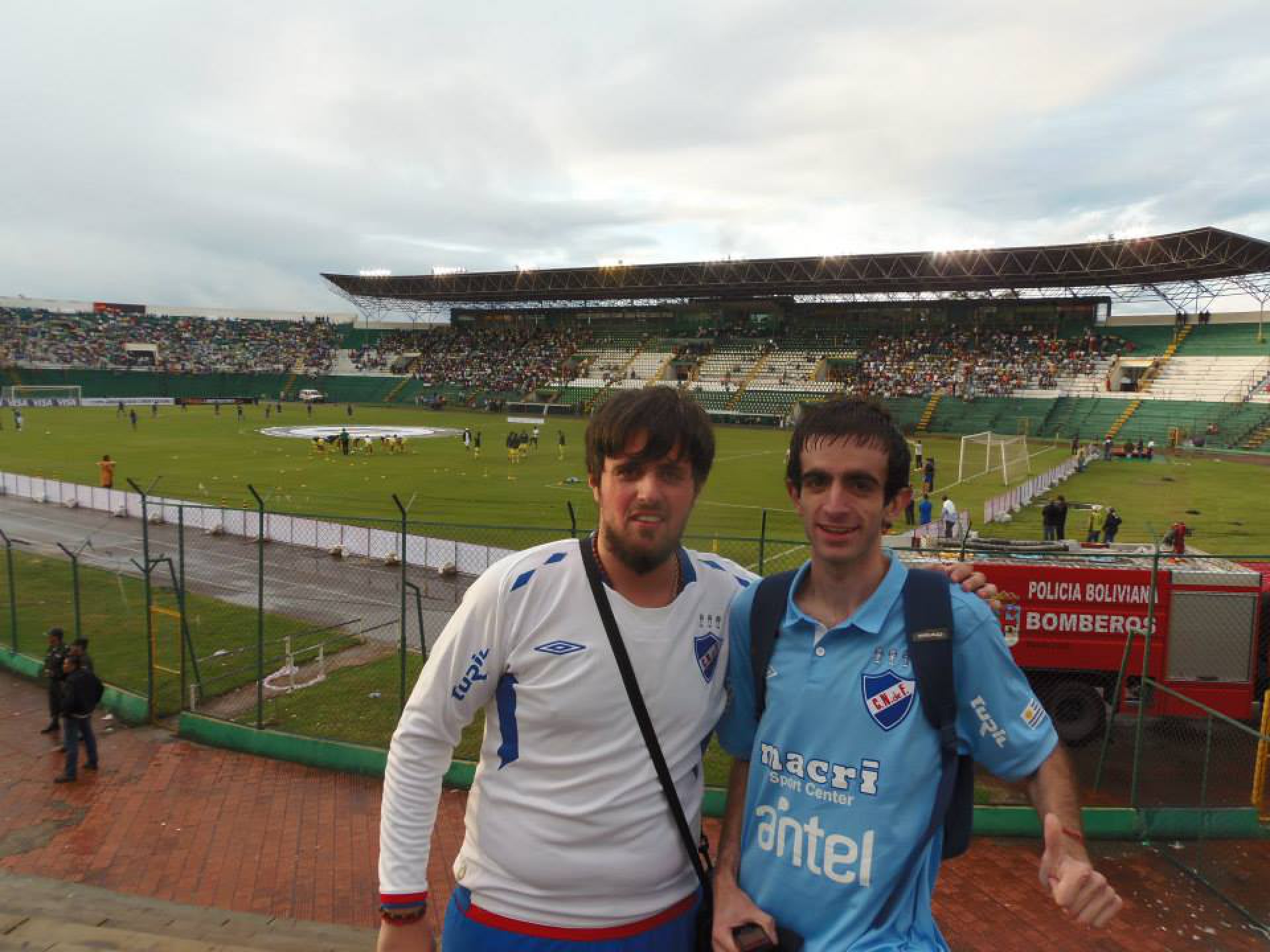 Irmãos Alejandro e Daniel Cabrera, que viajam pelo continente acompanhando o Nacional do Uruguai, em jogo no estádio Ramon Tahuichi, em Santa Cruz de la Sierra, na Bolívia(Foto: Acervo pessoal)