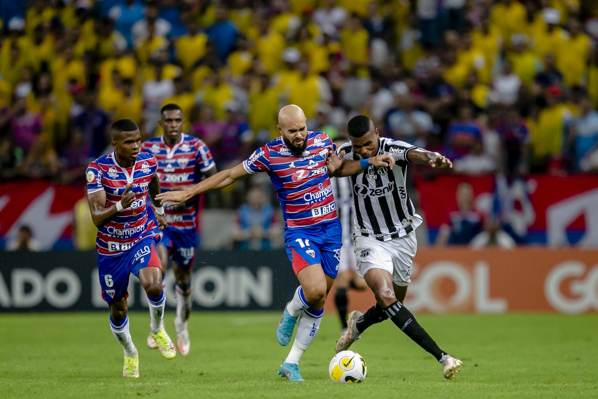 Rivais lutam por vaga nas quartas de final (Foto: Aurelio Alves)