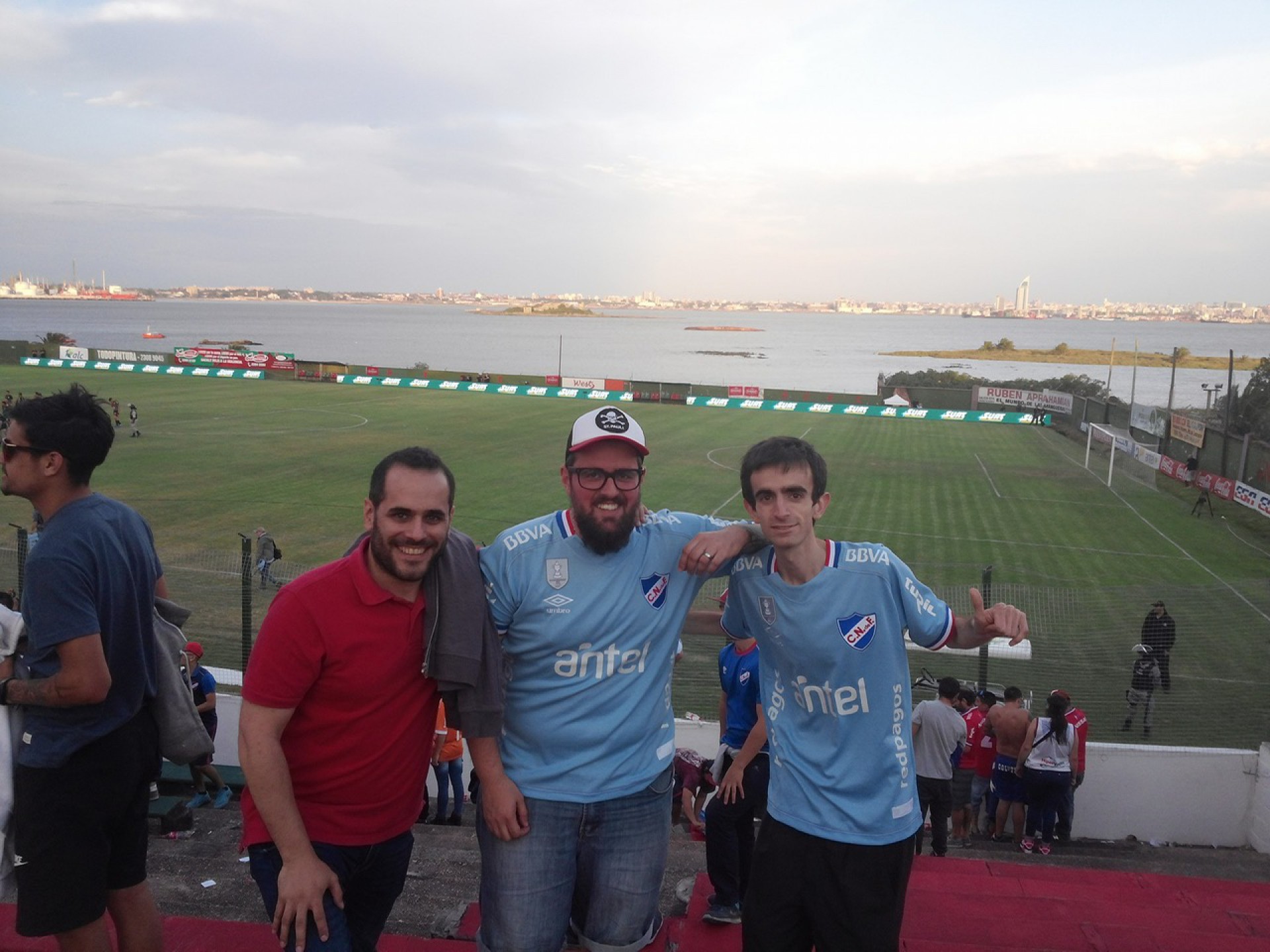 (Foto: Acervo pessoal)Irmãos Alejandro e Daniel Cabrera, que viajam pelo continente acompanhando o Nacional do Uruguai, em jogo no Olímpico de Montevidéu