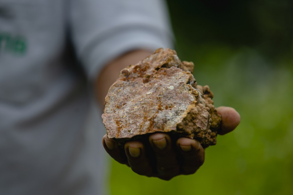 ￼ROCHA com minério rico em urânio e fosfato extraída de mina de Itataia