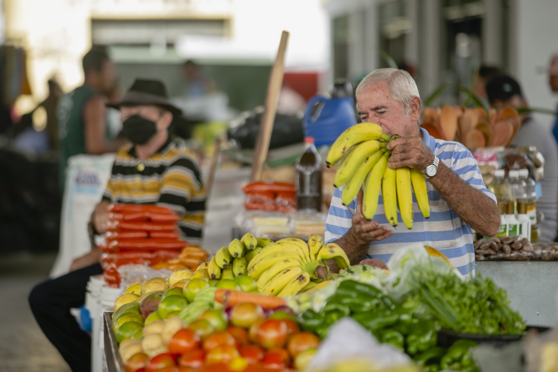 Mercado de Santa Quitéria com os produtos produzidos pelos pequenos agricultores da região