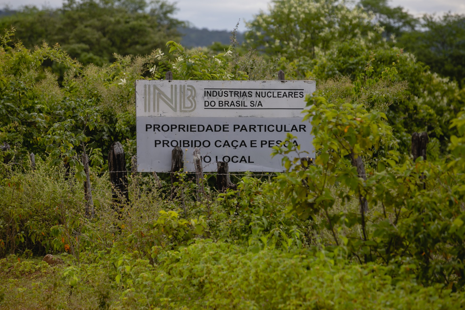 Foto da placa da empresa que pretende explorar os minérios no Ceará. O local é caminho para a jazida de urânio e fosfato em Santa Quitéria