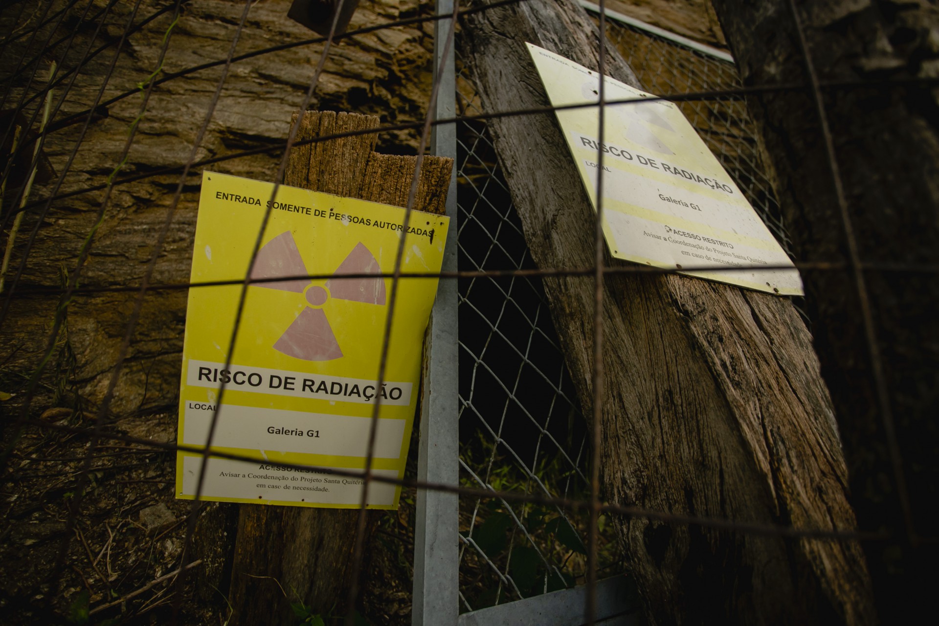 Aviso de risco de radiação na entrada de uma galeria onde fizeram estudos dos minérios(Foto: Aurelio Alves)