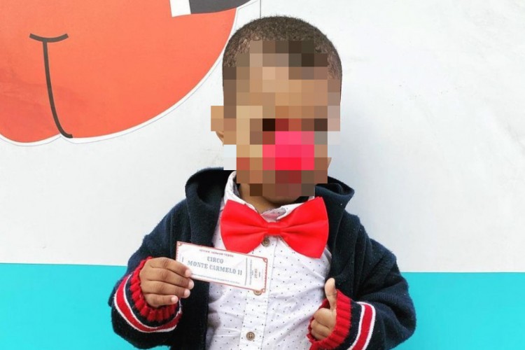 M&atilde;e conta que enviou o filho com fantasia de palha&ccedil;o e s&oacute; soube do caso ao ver v&iacute;deo nas redes sociais da escola