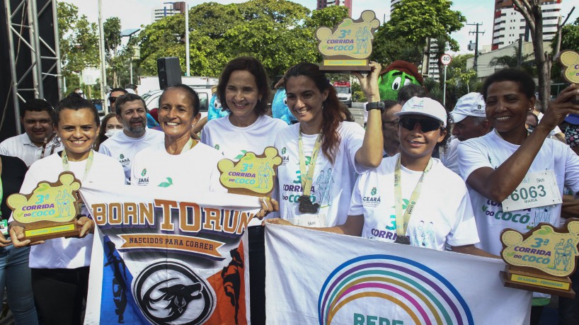 Izolda Cela, governadora, entrega troféu à vencedores da terceira corrida do Cocó no Dia do Meio Ambiente, no Parque do Cocó. (foto: FABIO LIMA)