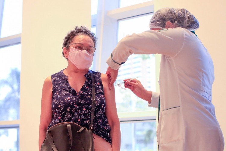 FORTALEZA, CE, BRASIL, 06.06.2022: Vacinação no Shopping Iguatemi Fortaleza, pessoa com mais de 50 anos jã podem tomar a quarta dose. (Foto:Thais Mesquita/OPOVO)