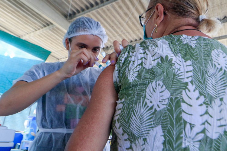 FORTALEZA, CE, BRASIL, 06.06.2022: Vacinação no SESA parangaba, pessoa com mais de 50 anos jã podem tomar a quarta dose. (Foto:Thais Mesquita/OPOVO)