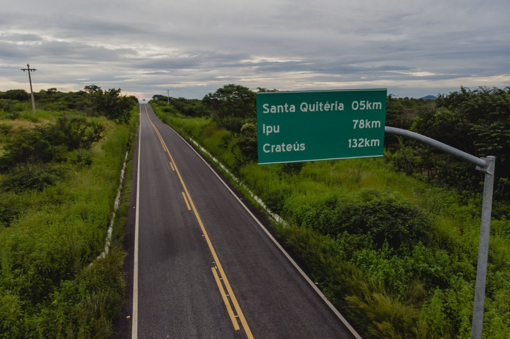 Placa indicando a distância para chegar a Santa Quitéria(Foto: Aurelio Alves)