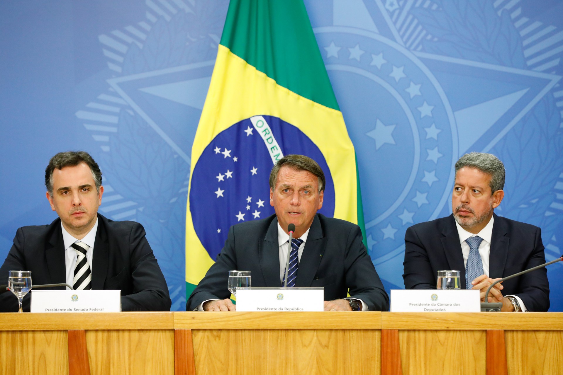 ￼BOLSONARO (centro) falou da proposta ao lado de Pacheco (esquerda) e Lira (direita) (Foto: Alan Santos/PR)