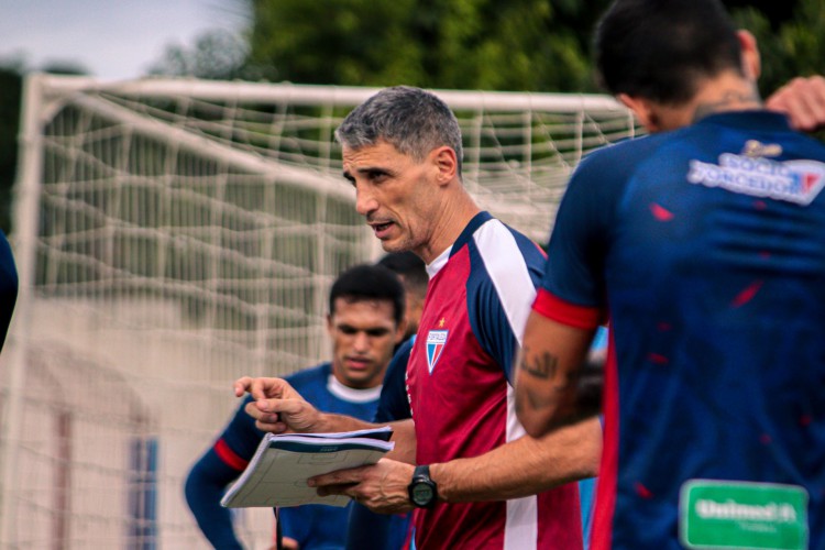 Técnico Juan Pablo Vojvoda em treino do Fortaleza no Centro de Excelência Alcides Santos, no Pici
