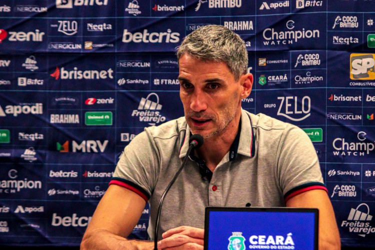 T&eacute;cnico Juan Pablo Vojvoda em entrevista coletiva 