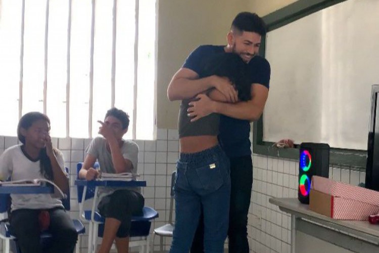 Professor e alunos se emocionam em dinâmica escolar, em Horizonte, na Região Metropolitana de Fortaleza (RMF). 