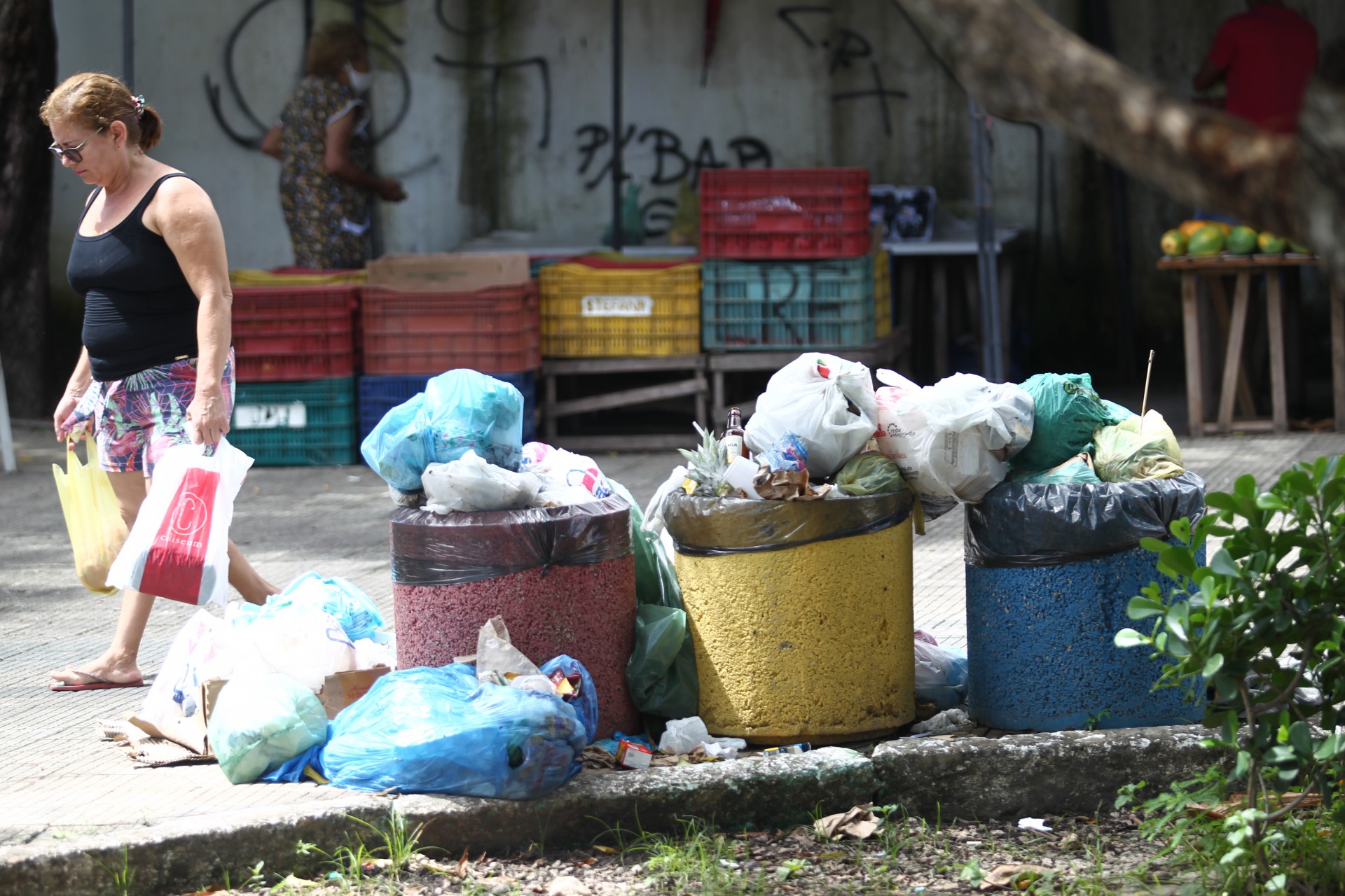 FORTALEZA, CEARÁ, BRASIL, 07.06.2022: Lixo acumulado nas ruas do bairro José Walter, aumenta riscos de doenças. Praça da terceira etapa.   (Fotos: Fabio Lima/O POVO) (Foto: FABIO LIMA)