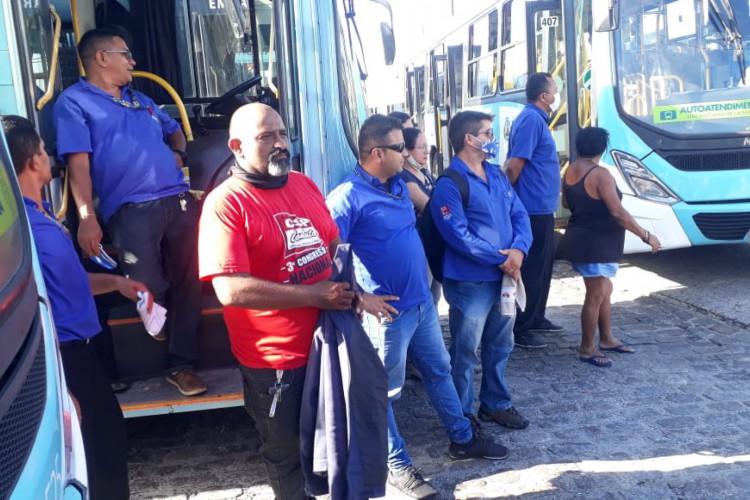 Motoristas de ônibus fazem nova paralisação no Terminal do Papicu na tarde desta quarta-feira, 8
