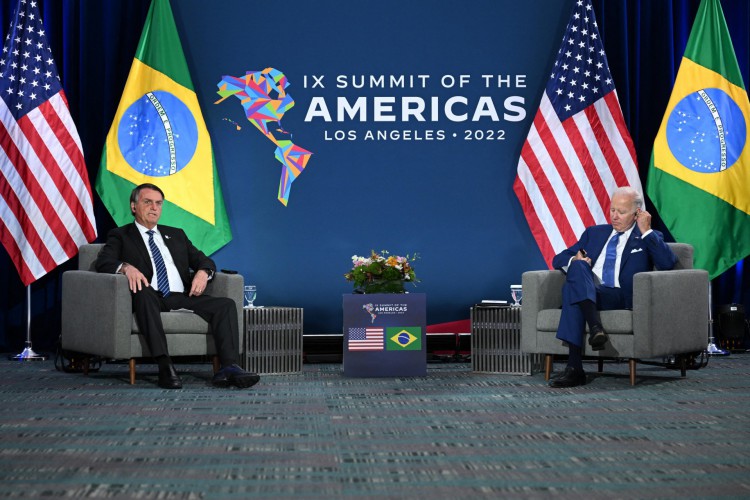 Bolsonaro e Biden se encontram em Los Angeles, durante a 9&ordf; C&uacute;pula das Am&eacute;ricas, em 9 de junho de 2022