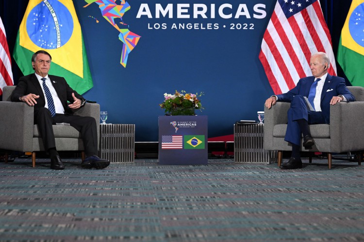 US President Joe Biden (R) and Brazilian President Jair Bolsonaro attend a bilateral meeting at the 9th Summit of the Americas in Los Angeles, California, June 9, 2022. (Photo by Jim WATSON / AFP).(Foto: JIM WATSON/AFP)