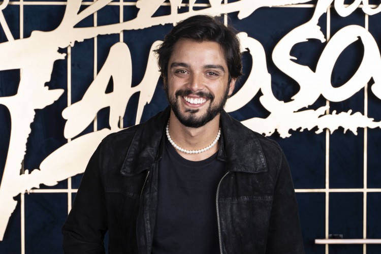 Rodrigo Simas assina contrato com a HBO Max, mas não dá mais detalhes sobre o projeto