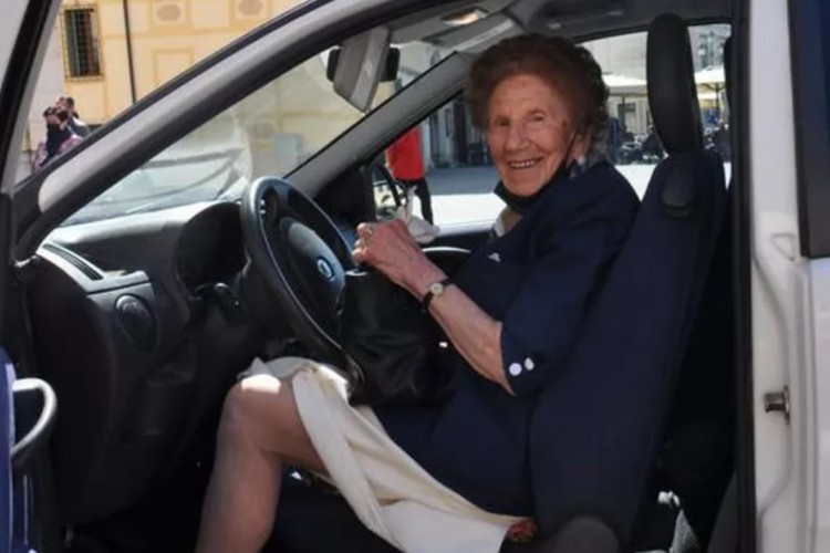 Para avaliadores, a idosa de 100 anos tem ótima visão e consciência ao volante