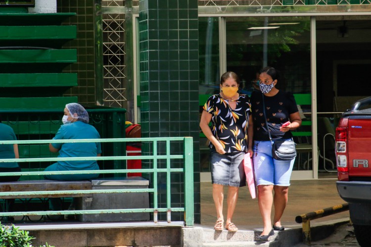 Movimentação na entrada do Hospital Unimed, em Fortaleza 