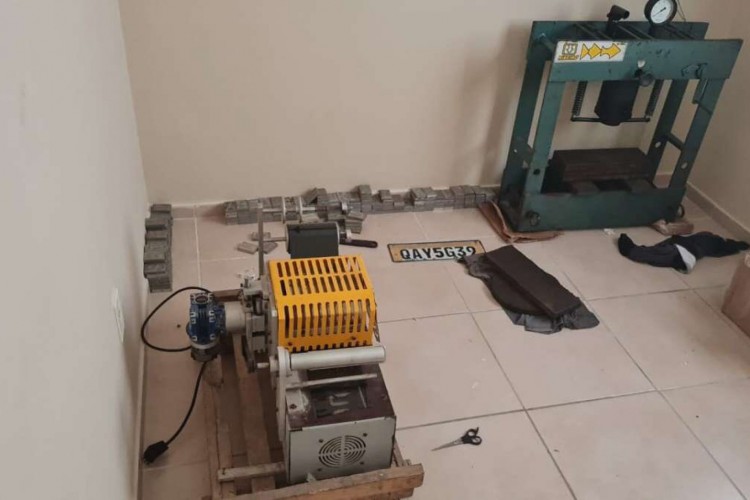 Um dos suspeitos foi preso no momento em que entrava no carro 