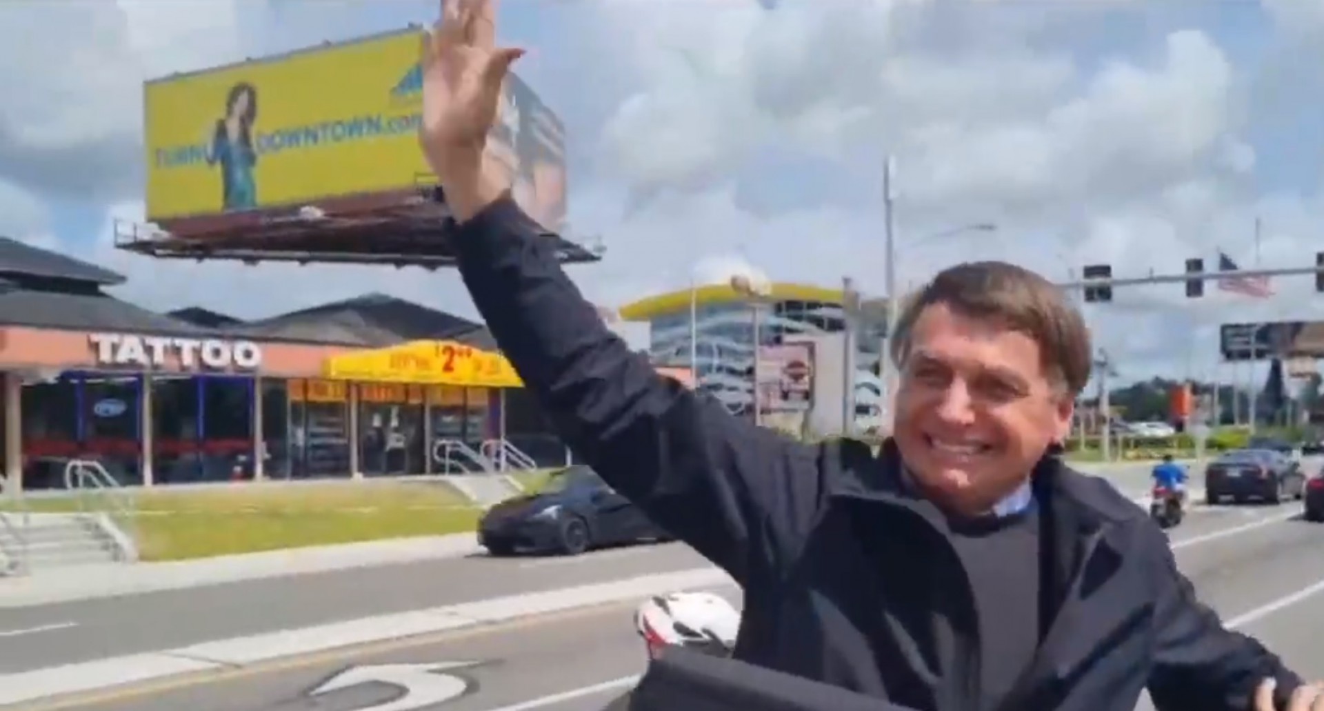 Bolsonaro acena para apoiadores em moticiata em Orlando