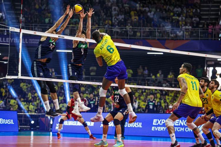 Lance do jogo Brasil x China, em Brasília, pela Liga das Nações de vôlei masculino