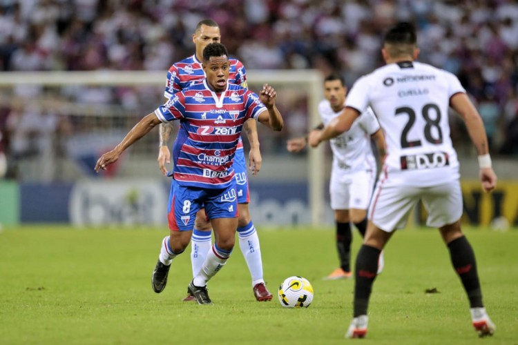 Duelo entre Fortaleza e Athletico-PR, na Arena Castelão, pela 11ª rodada do Campeonato Brasileiro