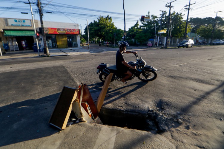 Na avenida Francisco S&aacute;, dois buracos foram registrados na via, nesta segunda-feira, 13. Local &eacute; uma das principais avenidas que estavam previstas para receber a opera&ccedil;&atilde;o tapa-buraco