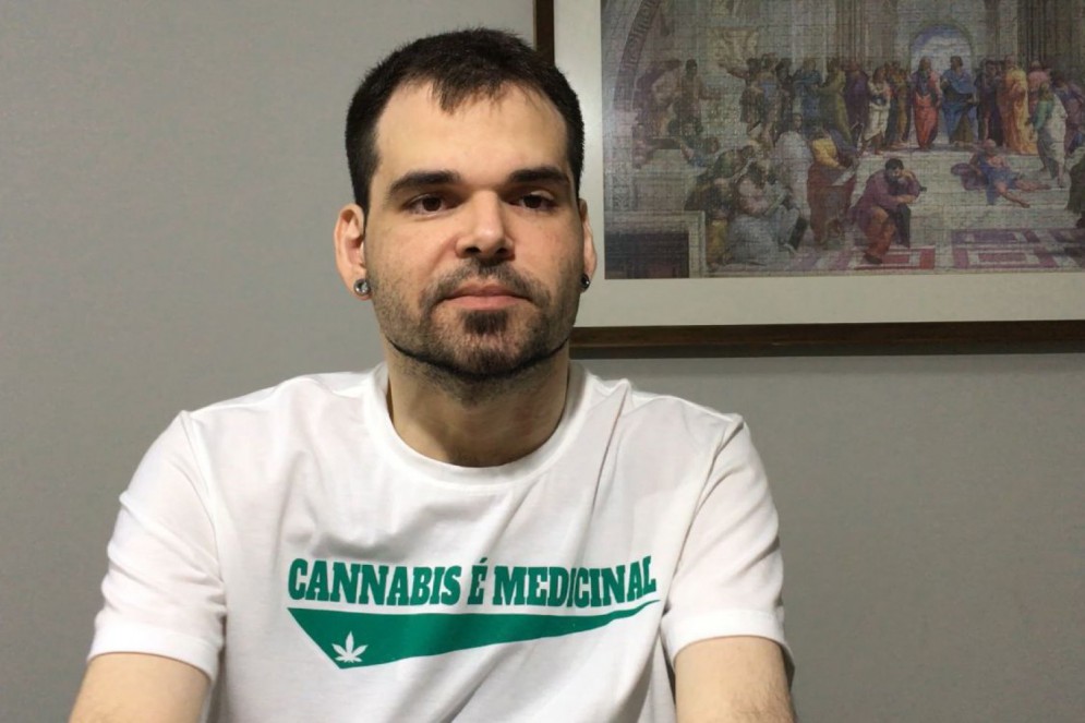 Rodrigo Bardon ficou tetraplégico após fraturar a cervical num mergulho na piscina. Com o uso da cannabis, ele diz que consegue amenizar as dores neuropáticas e espasmos que sofre regularmente(Foto: Acervo pessoal)
