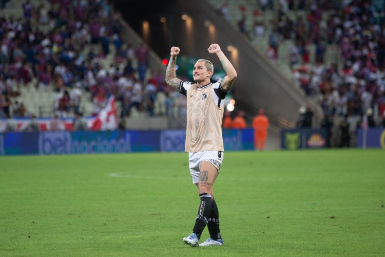 Meia Vina comemora vitória no Clássico-Rei entre Fortaleza x Ceará, na Arena Castelão, pelo Campeonato Brasileiro Série A