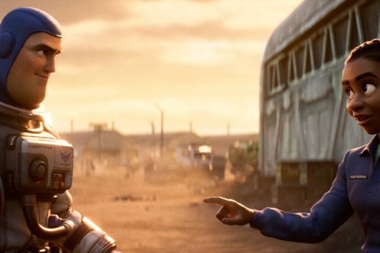 Buzz Lightyear e Alisha Hawthorne são melhores amigos e são dois dos mais importantes patrulheiros da galáxia