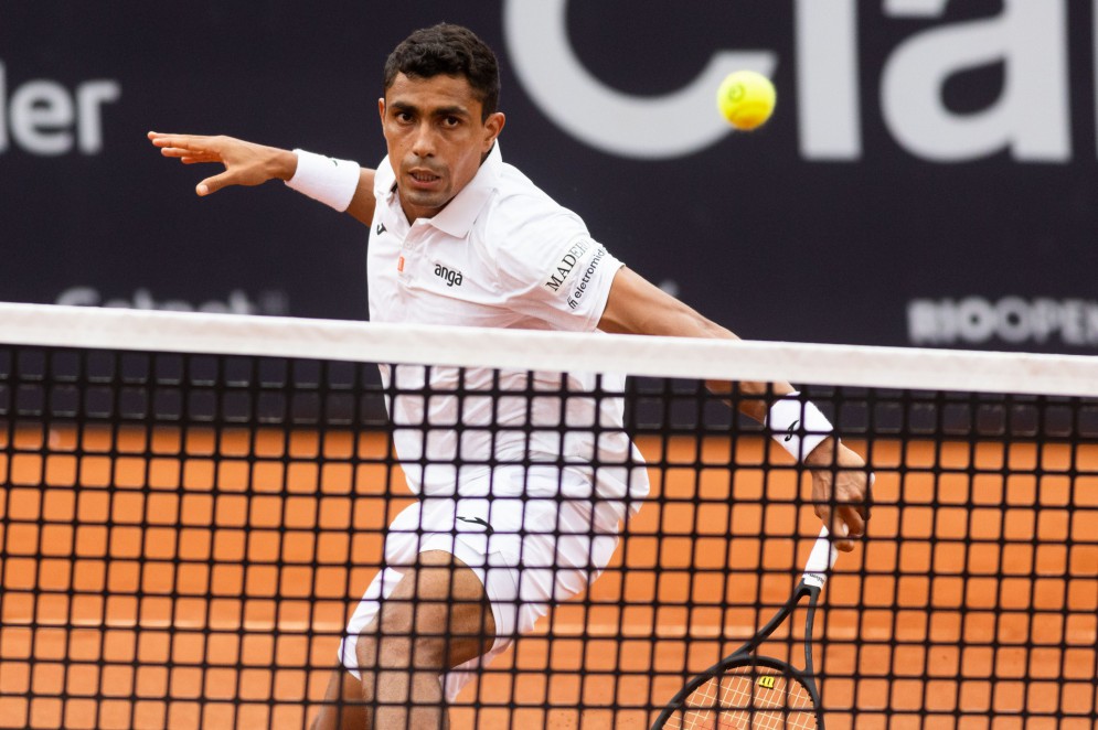 Tenista cearense Thiago Monteiro em jogo do Rio Open 2022(Foto: Fotojump/Rio Open 2022)