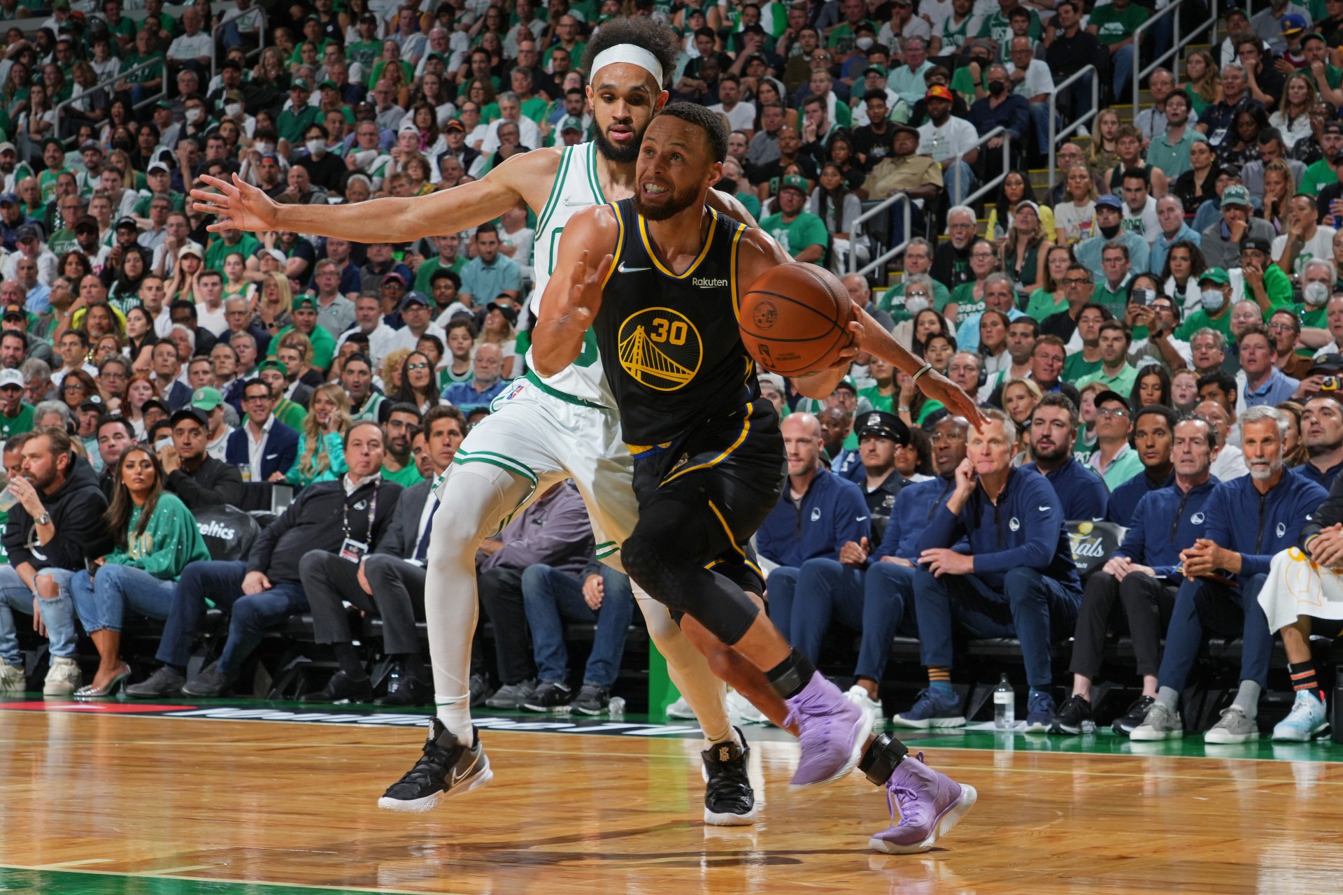 Stephen Curry no jogo Boston Celtics x Golden State Warriors, pela final da NBA (Foto: JESSE D. GARRABRANT / NBAE / GETTY IMAGES / GETTY IMAGES VIA AFP)