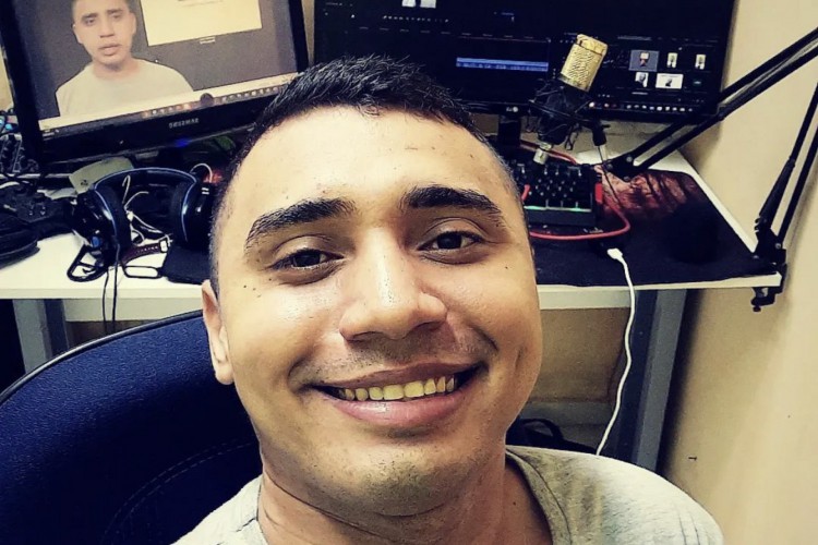 Professor de matem&aacute;tica Mozean Rodrigues, 26, resolveu ensinar a f&oacute;rmula de Bh&aacute;skara em ritmo de piseiro para alunos do 1&deg; do Ensino M&eacute;dio da Escola Estadual Paulo Petrola, localizada na Barra do Cear&aacute;, em Fortaleza