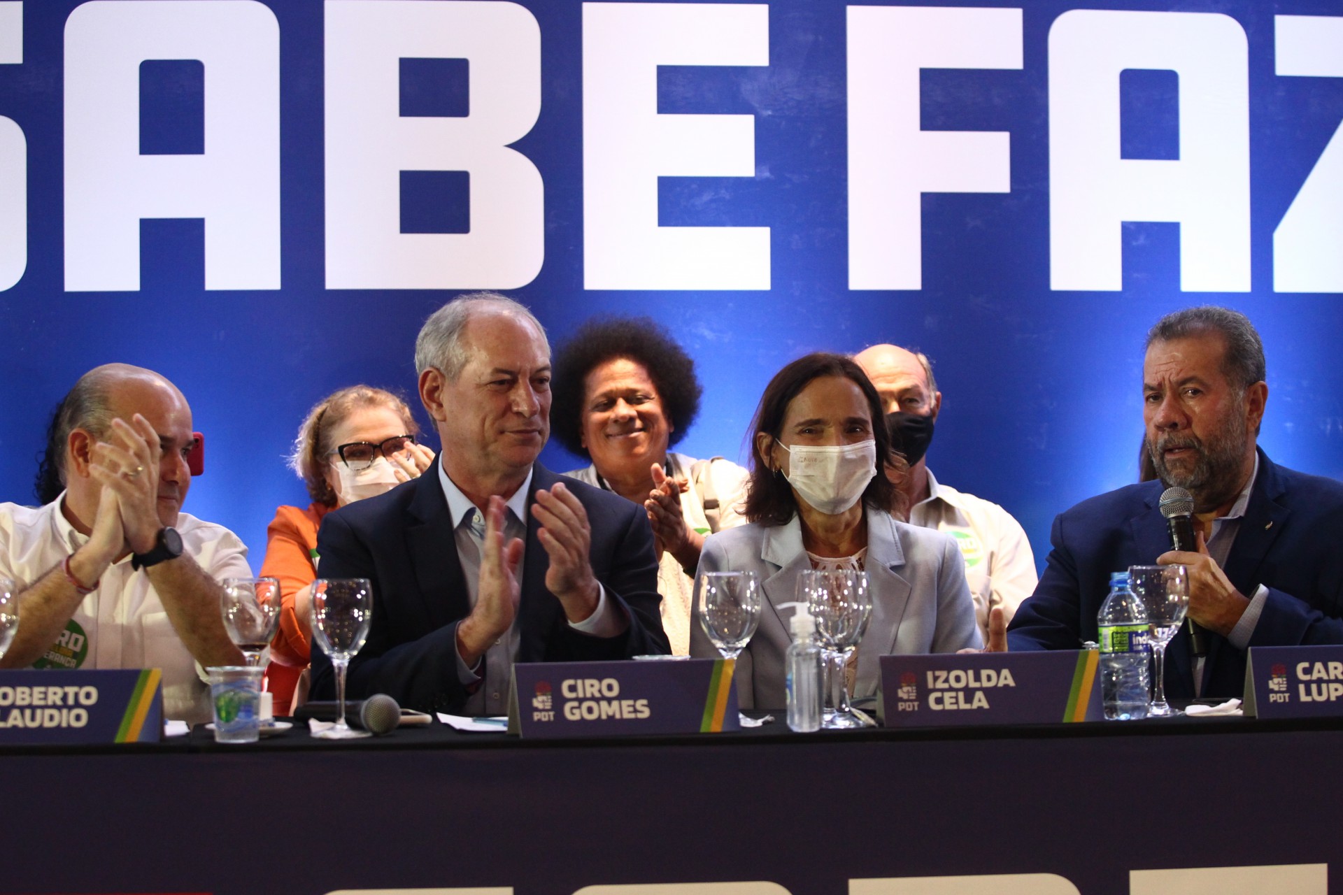 ￼Roberto Cláudio e Izolda na mesa com Ciro Gomes e Carlos Lupi quando ainda existia a aliança do PDT com o PT (Foto: FABIO LIMA)