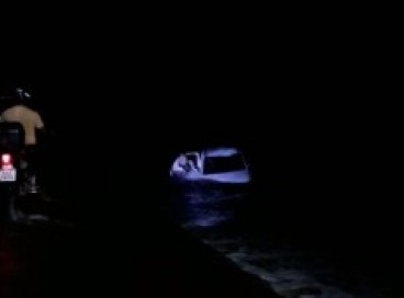 Um Chevrolet Celta branco caiu em barragem em São Gonçalo do Amarante na noite dessa quarta-feira, 15 de junho. Motorista foi socorrido, mas não resistiu 