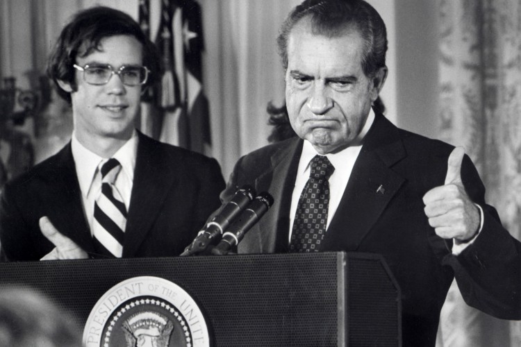Nesta foto de arquivo tirada em 9 de agosto de 1974 O 37º presidente dos Estados Unidos, Richard Nixon, despede-se da equipe da Casa Branca. À esquerda está seu genro David Eisenhower (neto do presidente dos EUA Dwight Eisenhower) que
