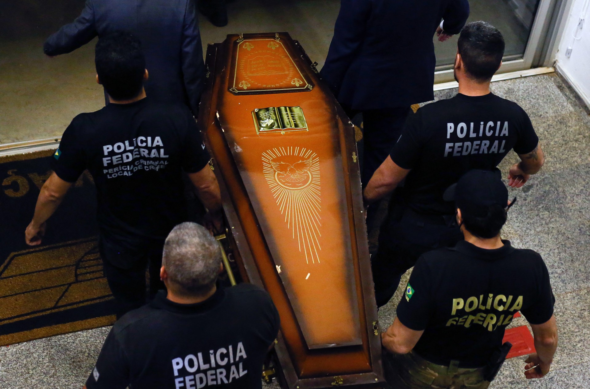 One of the coffins containing human remains found during the search for missing British journalist Dom Phillips and indigenous expert Bruno Pereira in the Amazon forest, is carried upon arrival at the Federal Police hangar in Brasilia on June 16, 2022. - Phillips and Pereira went missing on June 5 in a remote part of the rainforest that is rife with illegal mining, fishing and logging, as well as drug trafficking. On June 15 a suspect in the case took police to a place where he said he had helped bury bodies near the city of Atalaia do Norte, where the two had been headed. Human remains unearthed from the site arrived in Brasilia to be identified by experts. (Photo by Sergio LIMA / AFP)(Foto: SERGIO LIMA/AFP)