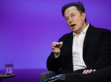 Elon Musk, falando durante uma entrevista com o chefe do TED Chris Anderson (fora do quadro) na conferência TED2022: A New Era em Vancouver, Canadá 