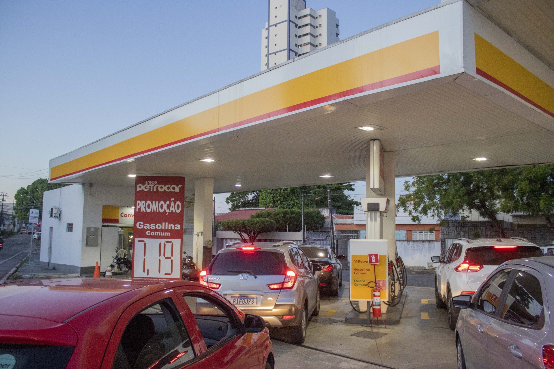 Anúncio de reajuste nas refinarias neste sábado, 18/6, desencadeou uma corrida aos postos de combustíveis em Fortaleza, nesta sexta-feira, 17/6. (Foto: Samuel Setubal/ Especial para O Povo)