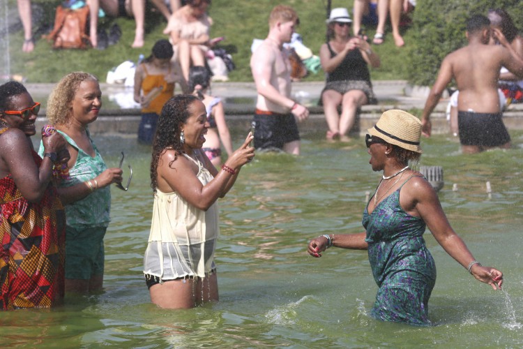 Fontes do Trocadero, em Paris, em 18 de junho de 2022, em meio a altas temperaturas recordes varrendo a França e a Europa Ocidental 