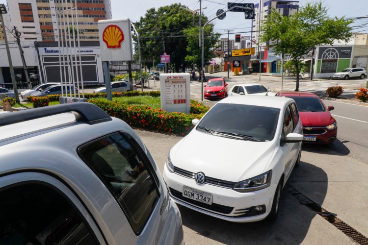 Novo reajuste dos combustíveis gerou filas nos postos de Fortaleza com preços mais em conta, tal como esse na avenida Barão de Studart, onde o litro da gasolina custava R$ 7,17
