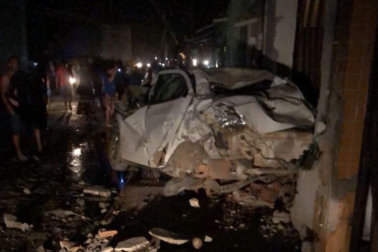 Um dos veículos que foi colhido pelo caminhão desgovernado 