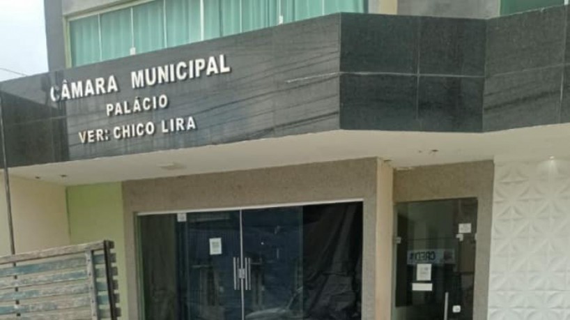 Imagens mostram ataque a Câmara Municipal de Itapajé (foto: via WhatsApp O POVO)