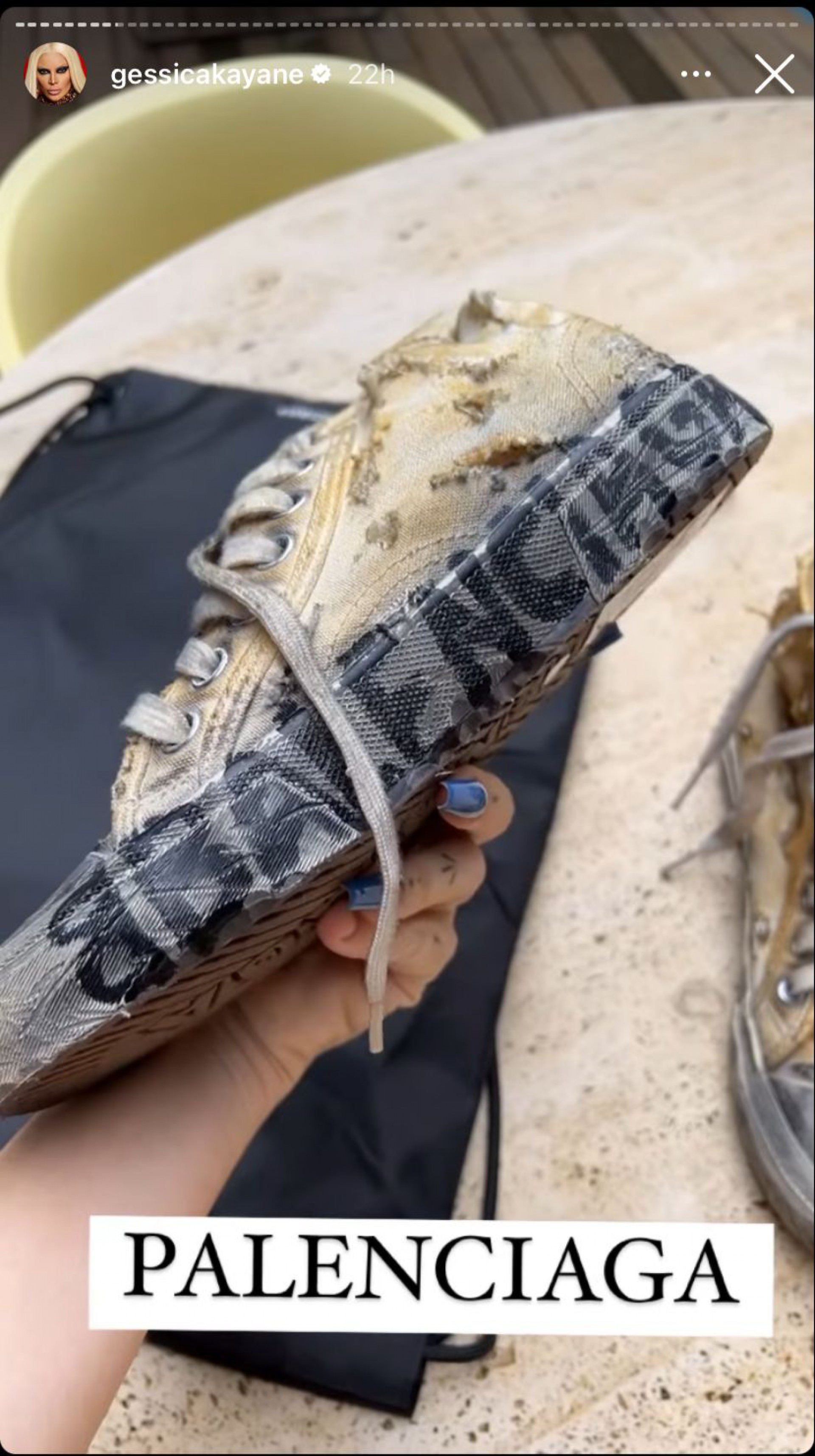 Gkay compra tênis "destruído" da Balenciaga de R$ 10 mil. Assunto viraliza nas redes sociais.