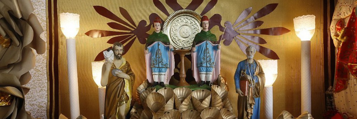 Devoto de Santo Antônio, Rodrigo não esquece de São João (à esquerda) e de São Pedro; neste ano, homenageia São Cosme e São Damião